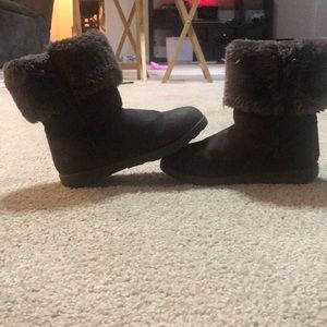 Girls size 1 “ugg” style brown boots.